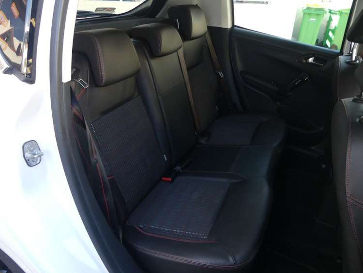 voiture occasion PEUGEOT 208 à la Réunion disponible sur noutlauto.re
