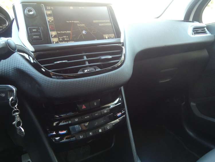 voiture occasion PEUGEOT 208 à la Réunion disponible sur noutlauto.re