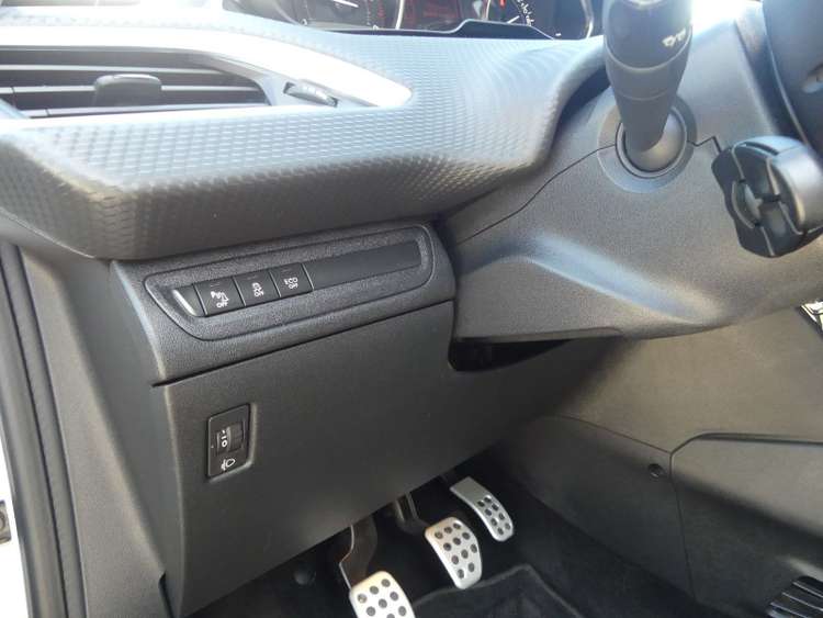 voiture occasion PEUGEOT 208 à la Réunion disponible sur noutlauto.re