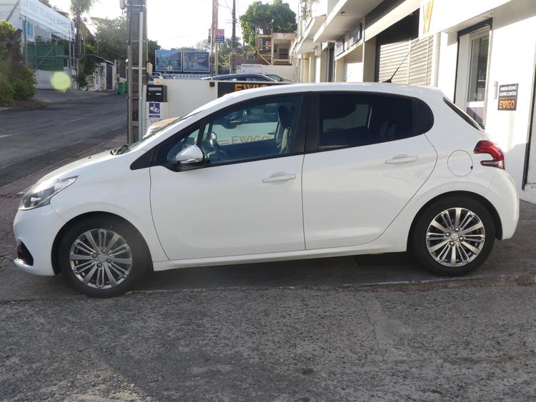 voiture occasion PEUGEOT 208 à la Réunion disponible sur noutlauto.re