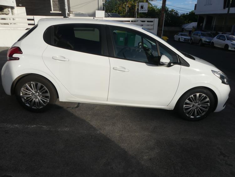 voiture occasion PEUGEOT 208 à la Réunion disponible sur noutlauto.re
