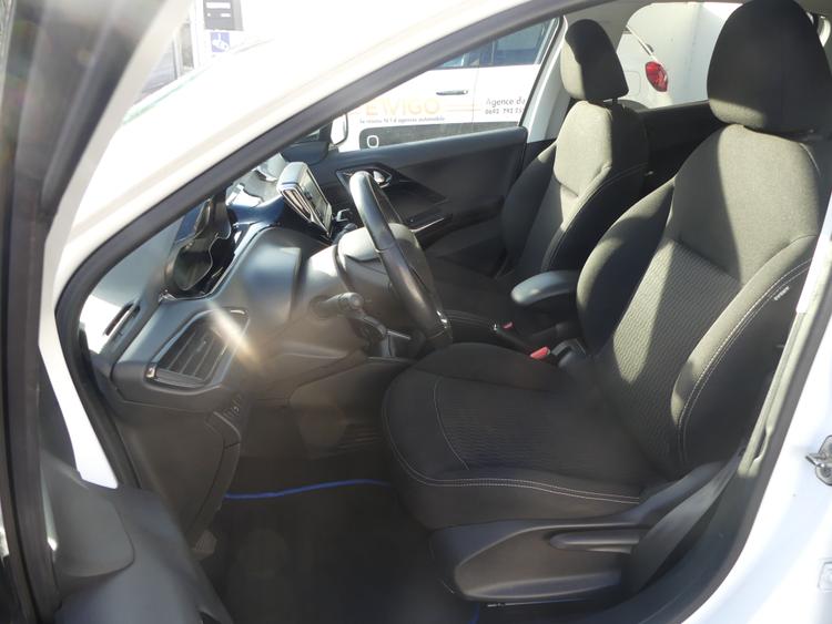 voiture occasion PEUGEOT 208 à la Réunion disponible sur noutlauto.re