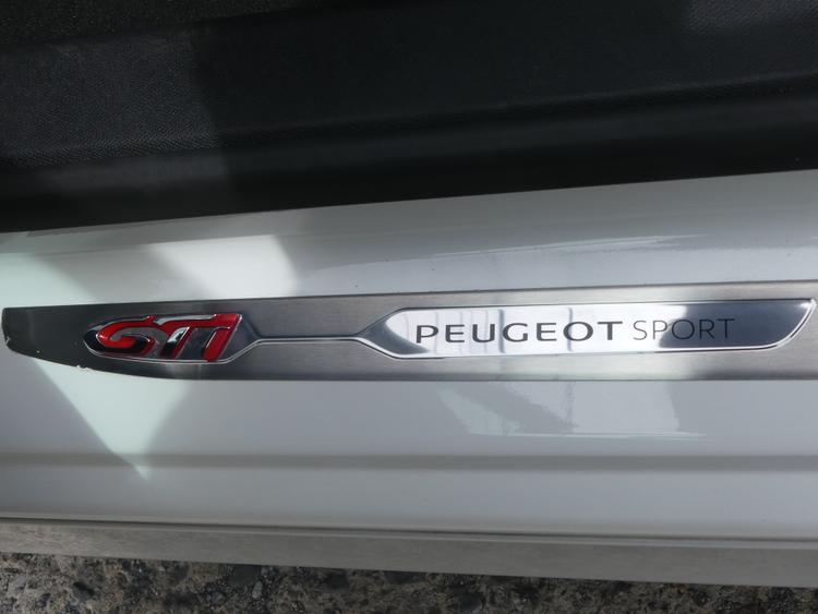 voiture occasion PEUGEOT 308 à la Réunion disponible sur noutlauto.re