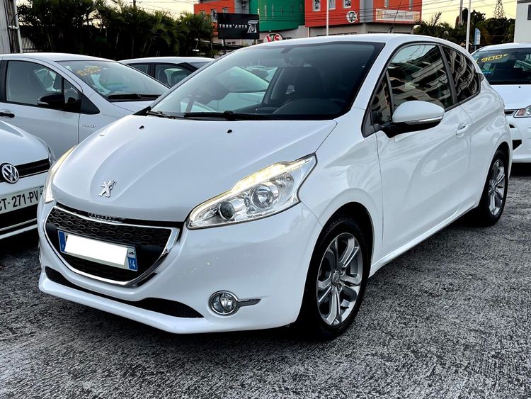 voiture occasion PEUGEOT 208 à la Réunion disponible sur noutlauto.re