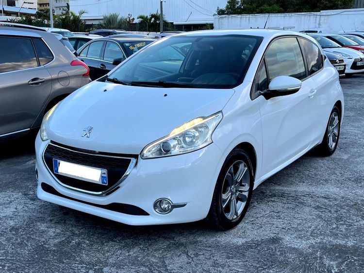 voiture occasion PEUGEOT 208 à la Réunion disponible sur noutlauto.re