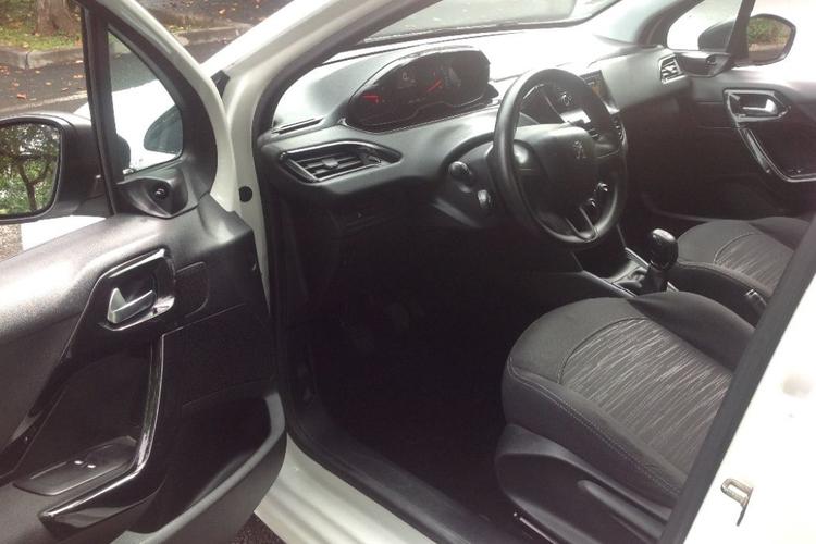 voiture occasion PEUGEOT 208 à la Réunion disponible sur noutlauto.re