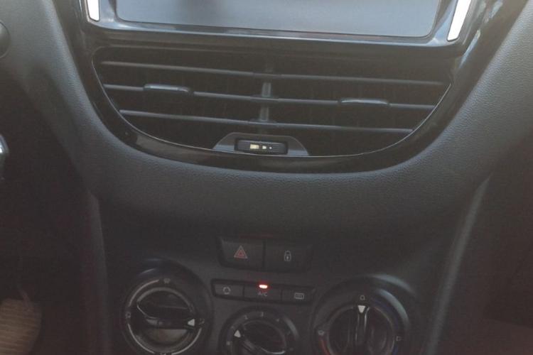 voiture occasion PEUGEOT 208 à la Réunion disponible sur noutlauto.re