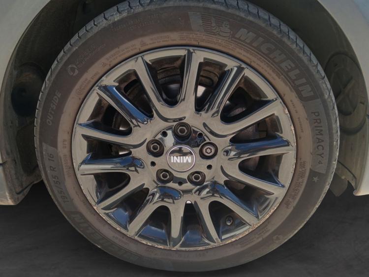 voiture occasion MINI HATCH 3 PORTES F56 LCI à la Réunion disponible sur noutlauto.re