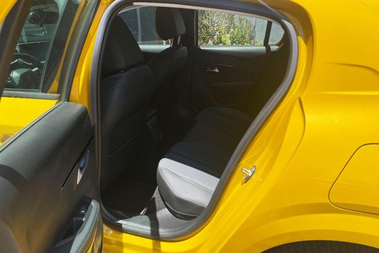 voiture occasion PEUGEOT 208 à la Réunion disponible sur noutlauto.re