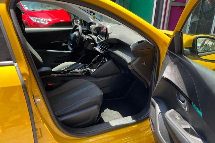 voiture occasion PEUGEOT 208 à la Réunion disponible sur noutlauto.re