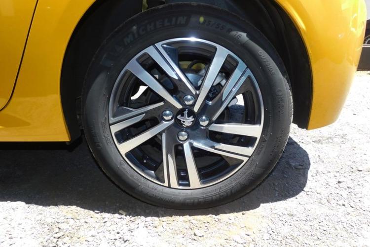 voiture occasion PEUGEOT 208 à la Réunion disponible sur noutlauto.re