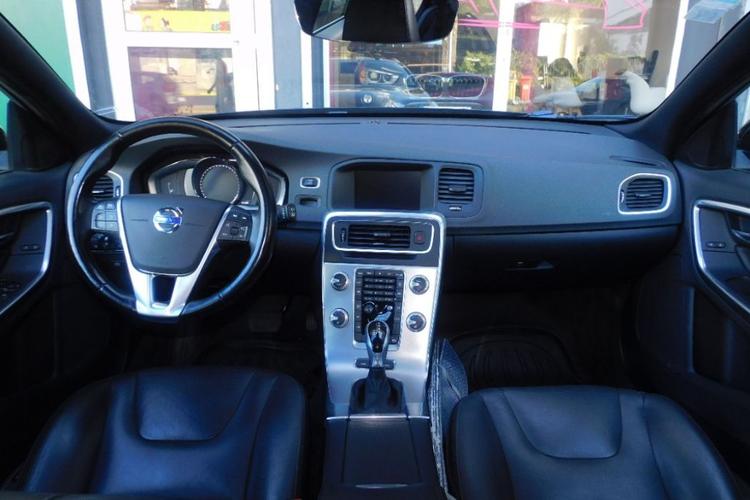 voiture occasion VOLVO V 60 à la Réunion disponible sur noutlauto.re
